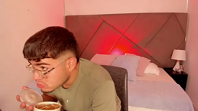 Snapshot of thiago_occonor chatting on October 15, 4:29 pm thiago occonor online show from October 15, 4:29 pm