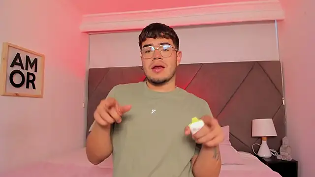 Snapshot of thiago_occonor chatting on October 22, 12:49 pm thiago occonor online show from October 22, 12:49 pm