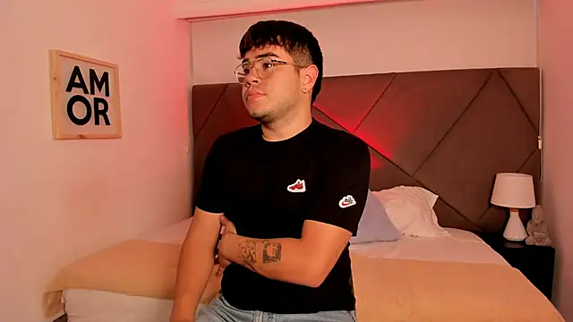 Snapshot of thiago_occonor chatting on October 28, 12:52 pm thiago occonor online show from October 28, 12:52 pm