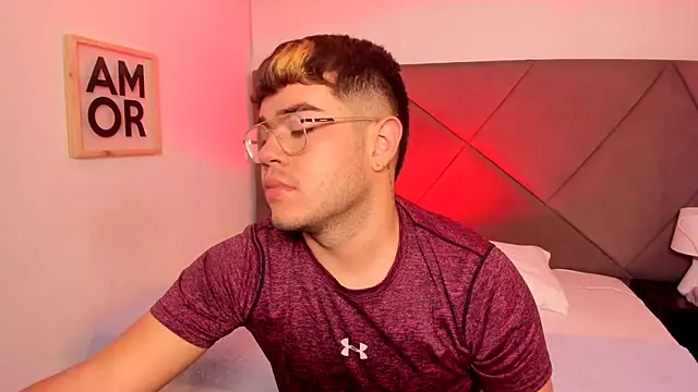 Snapshot of thiago_occonor chatting on November 4, 1:43 pm thiago occonor online show from November 4, 1:43 pm