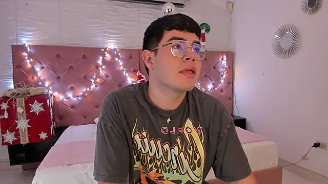 Snapshot of thiago_occonor chatting on November 15, 8:38 pm thiago occonor online show from November 15, 8:38 pm