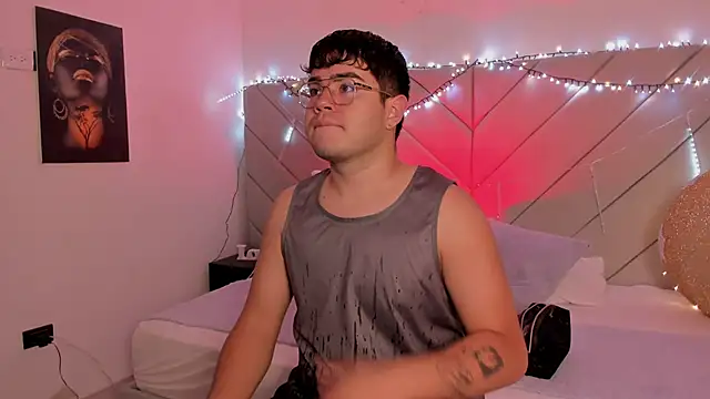 Snapshot of thiago_occonor chatting on November 18, 1:55 am thiago occonor online show from November 18, 1:55 am