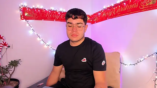 Snapshot of thiago_occonor chatting on December 4, 4:11 am thiago occonor online show from December 4, 4:11 am