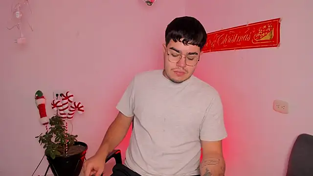 Snapshot of thiago_occonor chatting on December 16, 6:40 am thiago occonor online show from December 16, 6:40 am