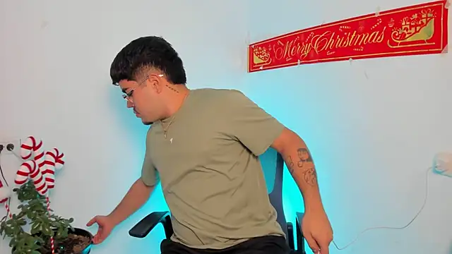 Snapshot of thiago_occonor chatting on December 18, 5:02 am thiago occonor online show from December 18, 5:02 am