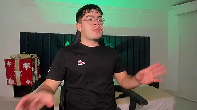 Snapshot of thiago_occonor chatting on January 8, 4:37 am thiago occonor online show from January 8, 4:37 am