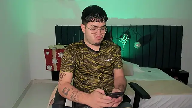 Snapshot of thiago_occonor chatting on January 11, 4:50 am thiago occonor online show from January 11, 4:50 am