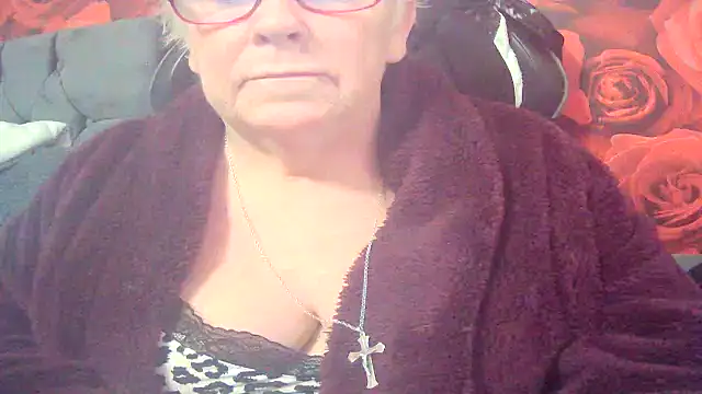 Playful MILF Demi online show from March 15, 12:00 pm