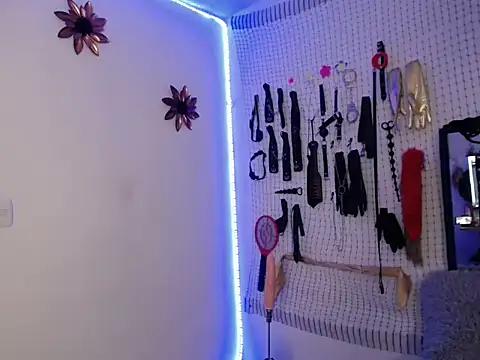 Aron and Queen Annie online show from December 5, 9:00 pm