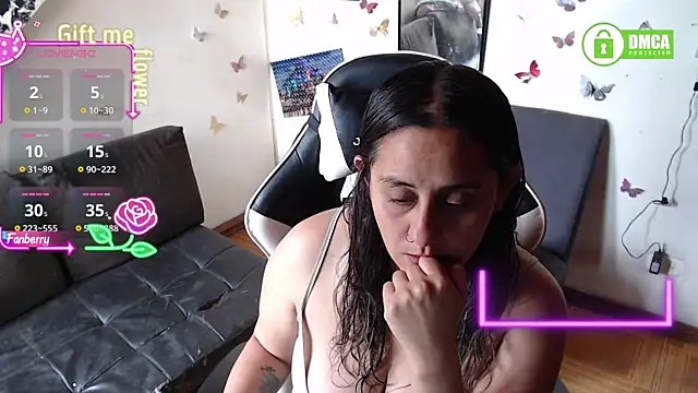 MelRaiise online show from December 5, 5:09 pm