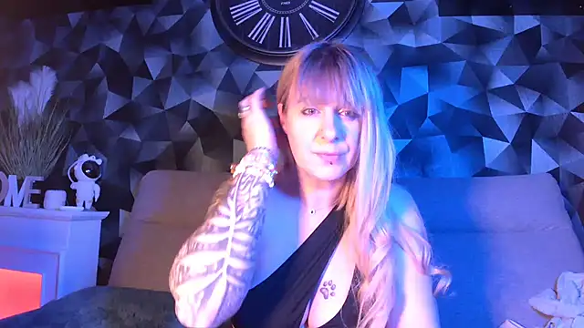 Delichieuse5 online show from February 17, 8:47 pm