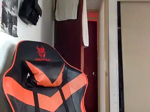 Snapshot of kaspar_6 chatting on October 20, 5:02 pm kaspar 6 online show from October 20, 5:02 pm