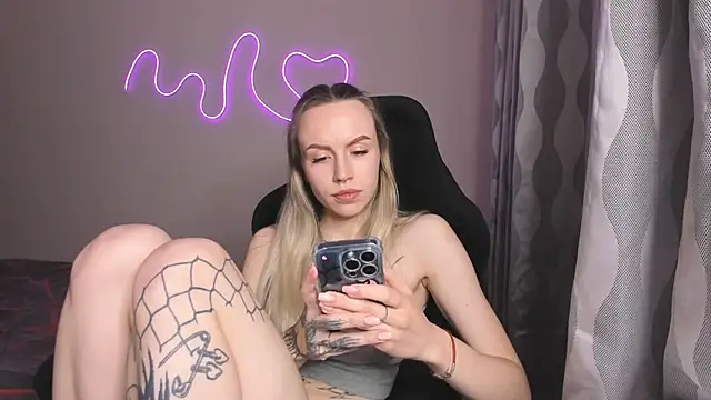 Snapshot of hello_kittyyk chatting on May 9, 11:10 pm hello kittyyk online show from May 9, 11:10 pm