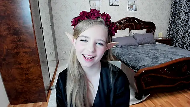 Snapshot of LunaCosplay chatting on October 21, 7:58 pm LunaCosplay online show from October 21, 7:58 pm