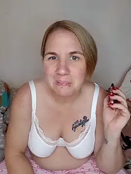 Snapshot of LaceyWestxx chatting on November 12, 6:08 pm LaceyWestxx online show from November 12, 6:08 pm