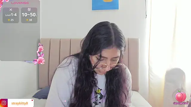 Snapshot of LoveLyy- chatting on October 27, 8:57 pm LoveLyy- online show from October 27, 8:57 pm