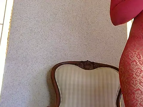 Snapshot of NiaAmour chatting on February 6, 6:51 am NiaAmour online show from February 6, 6:51 am