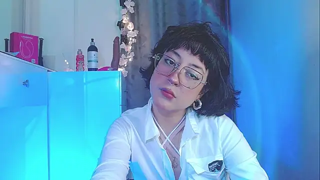 Snapshot of zora_blue777 chatting on October 16, 12:00 am zora blue777 online show from October 16, 12:00 am