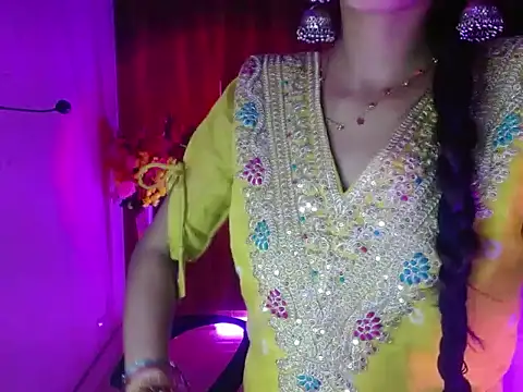 Snapshot of Roiseeee chatting on April 8, 5:18 am Roiseeee online show from April 8, 5:18 am