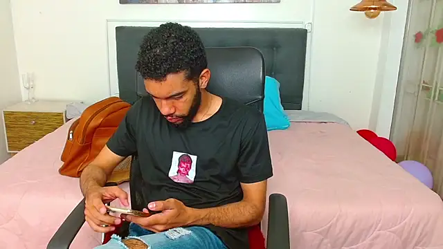 andresnoir  online show from December 18, 1:50 pm