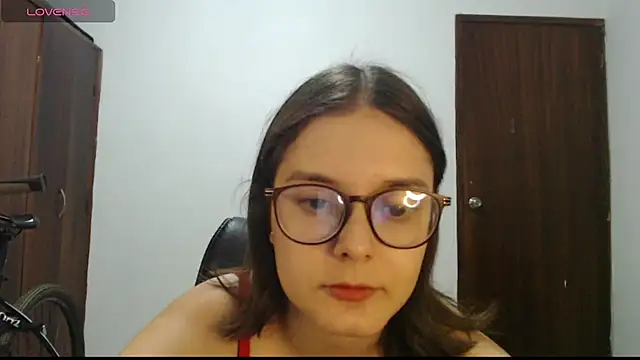 Snapshot of CarlaLorez chatting on October 28, 1:42 am CarlaLorez online show from October 28, 1:42 am