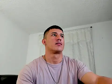 Snapshot of Muscle_man07 chatting on August 6, 10:44 pm Muscle man07 online show from August 6, 10:44 pm
