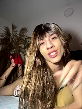 Snapshot of SiaraRealist chatting on December 15, 12:26 am SiaraRealist online show from December 15, 12:26 am