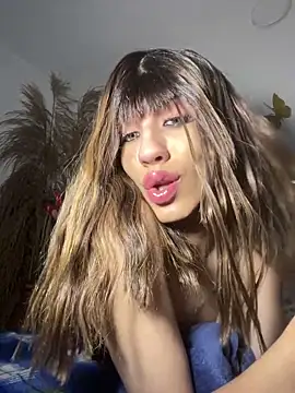 Snapshot of SiaraRealist chatting on December 19, 1:01 am SiaraRealist online show from December 19, 1:01 am