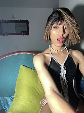 Snapshot of SiaraRealist chatting on March 10, 2:05 am SiaraRealist online show from March 10, 2:05 am