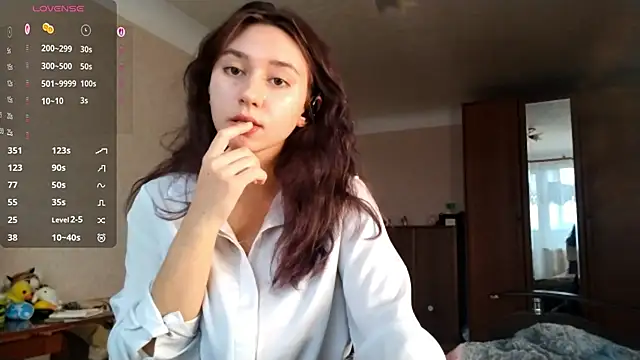 MiaLovelyOne online show from November 13, 9:30 am