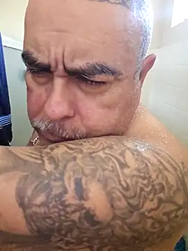 Snapshot of B1GLO chatting on November 14, 4:49 pm B1GLO online show from November 14, 4:49 pm