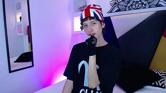 Snapshot of Emo_Boy_ chatting on February 5, 8:24 pm Emo Boy online show from February 5, 8:24 pm