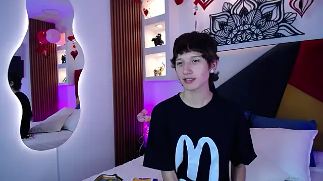 Snapshot of Emo_Boy_ chatting on February 17, 8:04 pm Emo Boy online show from February 17, 8:04 pm