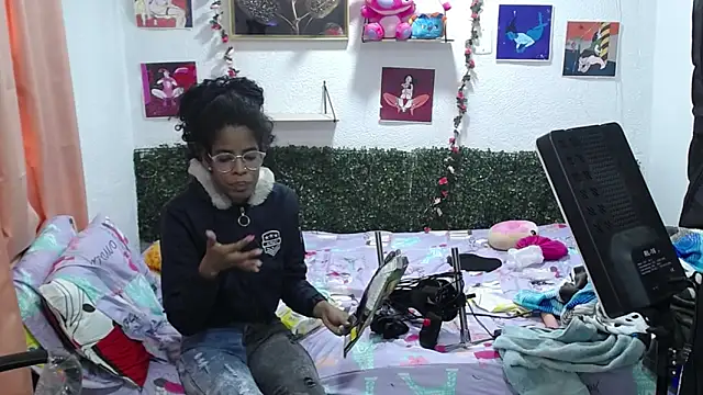 Snapshot of thianahorny chatting on May 13, 12:24 pm thianahorny online show from May 13, 12:24 pm