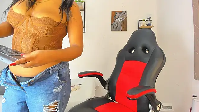 Snapshot of daniella_molina1 chatting on October 11, 8:29 pm daniella molina1 online show from October 11, 8:29 pm