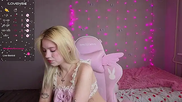 Snapshot of myprettylola chatting on April 4, 2:14 pm myprettylola online show from April 4, 2:14 pm