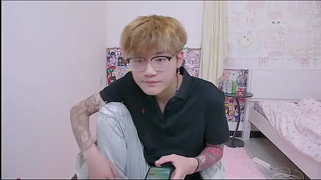 Snapshot of KK-cuteboy chatting on April 10, 5:12 am KK-cuteboy online show from April 10, 5:12 am