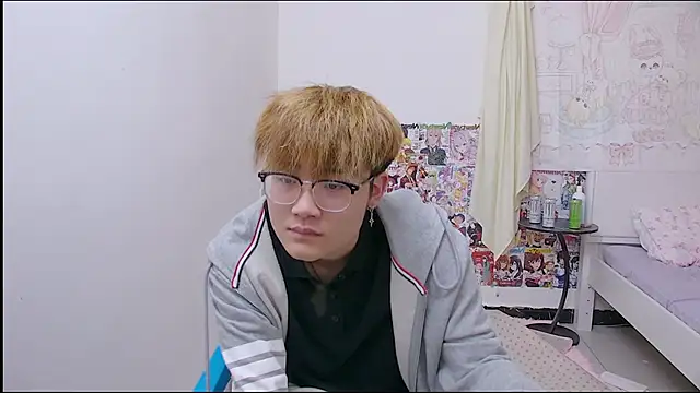 Snapshot of KK-cuteboy chatting on April 11, 7:45 am KK-cuteboy online show from April 11, 7:45 am