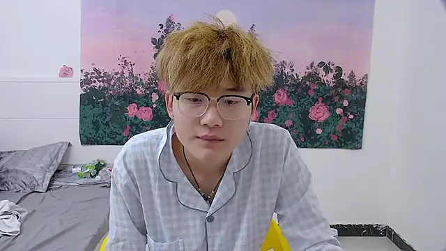 Snapshot of KK-cuteboy chatting on April 19, 4:12 am KK-cuteboy online show from April 19, 4:12 am