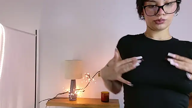 LoraShines online show from November 18, 7:46 am