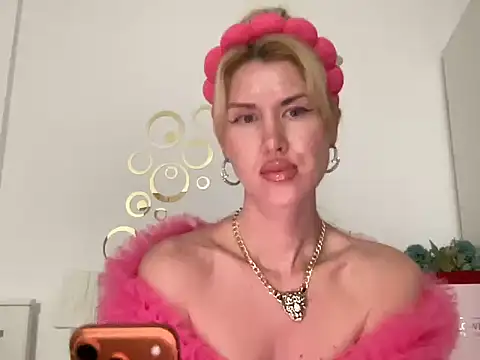 Snapshot of Ilymaris chatting on February 10, 12:37 am Ilymaris online show from February 10, 12:37 am