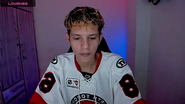 tylernova online show from April 4, 3:27 am