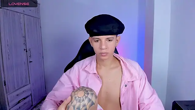 tylernova online show from May 14, 12:17 am