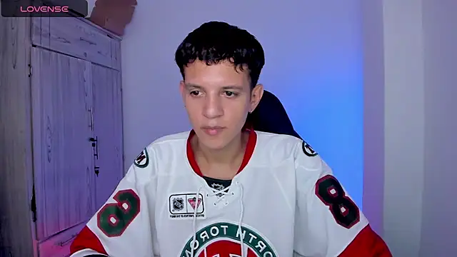 tylernova online show from May 22, 1:35 am
