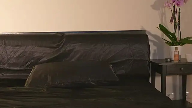 AbrilColls  online show from March 14, 7:58 am