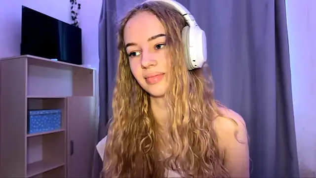 LunaCrave online show from October 22, 9:42 am