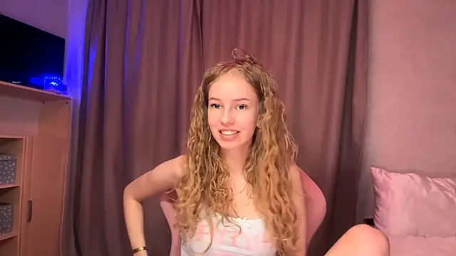 LunaCrave online show from April 16, 9:39 pm