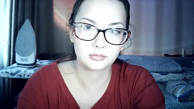 Snapshot of MoodieMira chatting on June 5, 4:13 pm MoodieMira online show from June 5, 4:13 pm