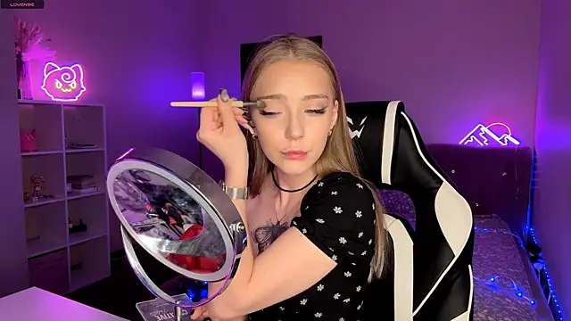 EvaPeace online show from March 22, 12:30 pm