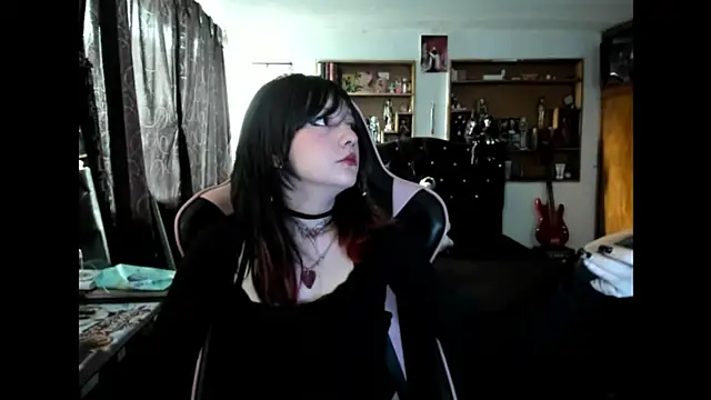 Maki Zein  online show from December 3, 7:56 pm